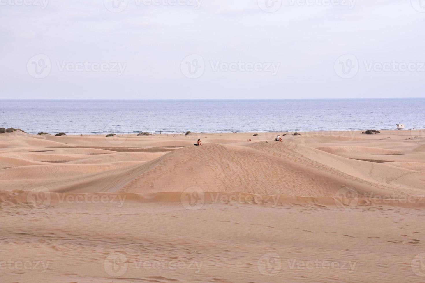 zand duinen door de zee foto