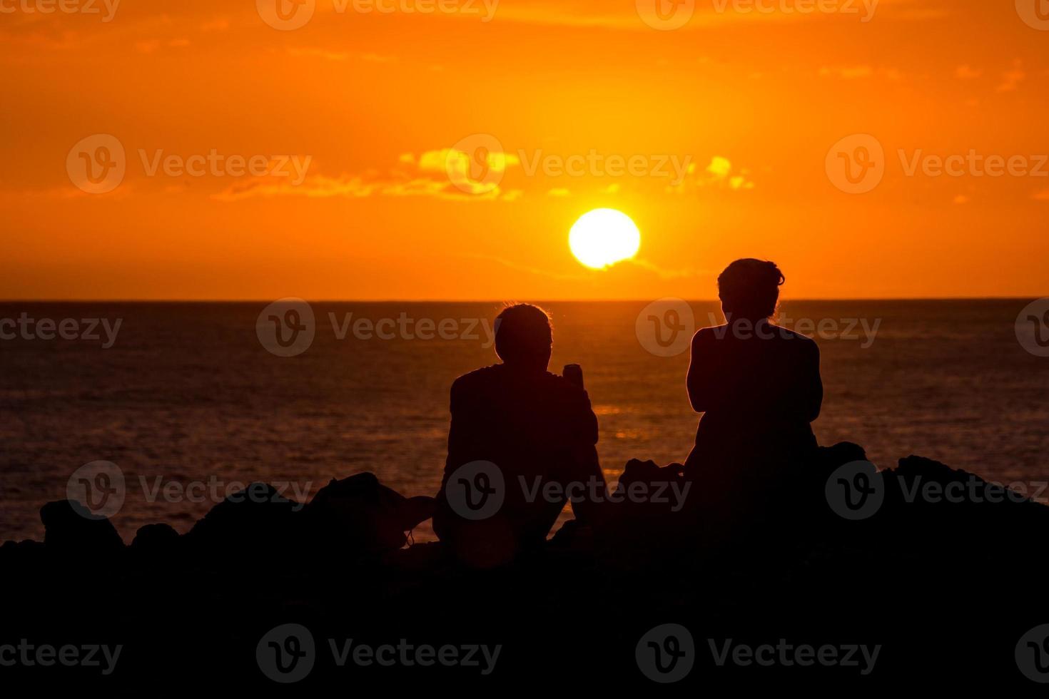 silhouetten van mensen door de zee foto