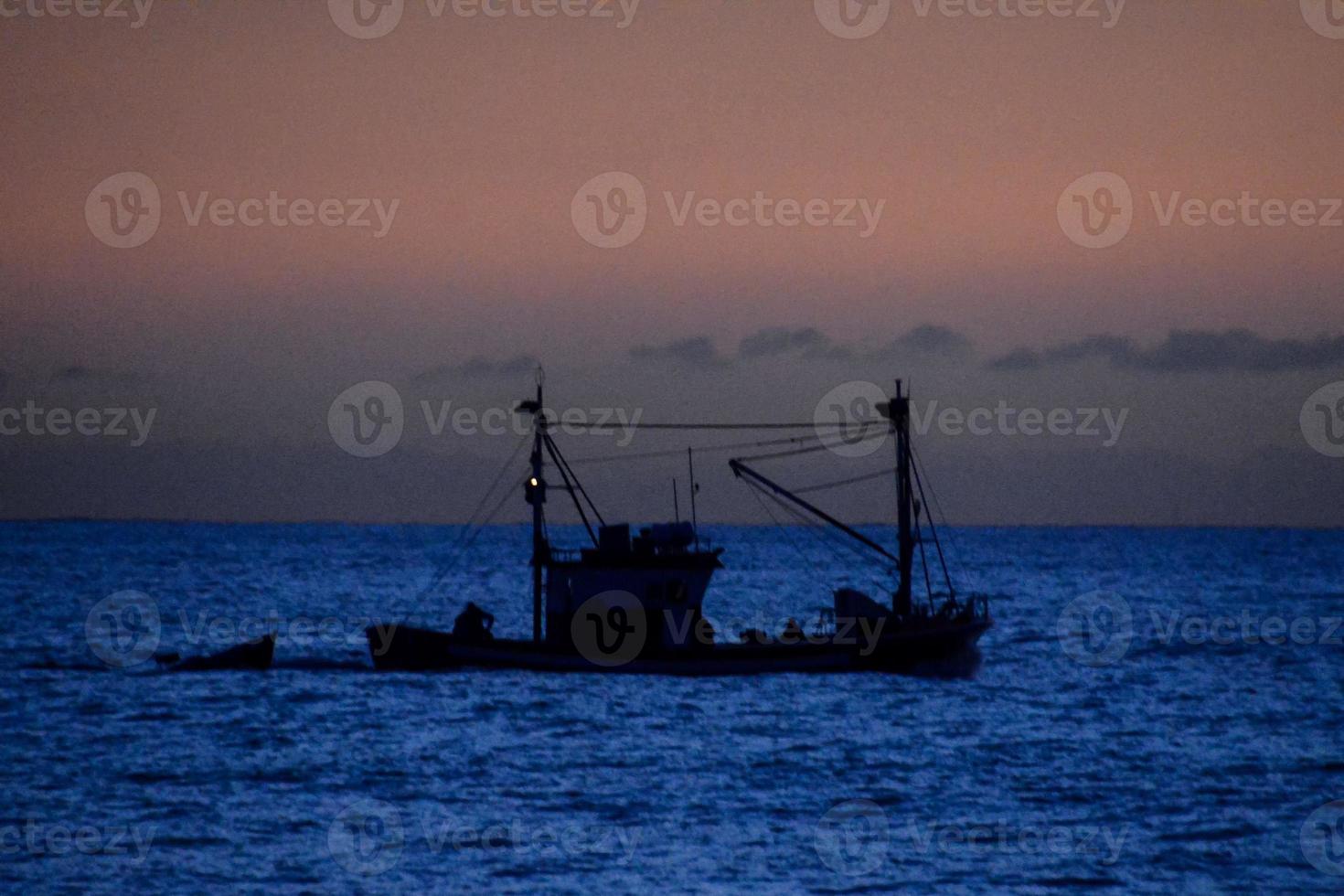 zonsondergang over de zee foto