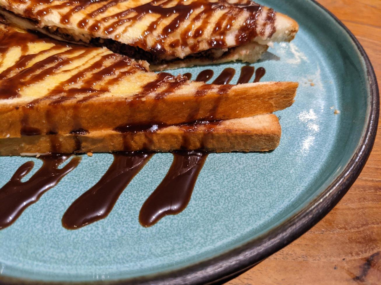 dichtbij omhoog foto van geroosterd brood met bruin suiker en chocola jam. de foto is geschikt naar gebruik voor voedsel achtergrond, poster en voedsel inhoud media.