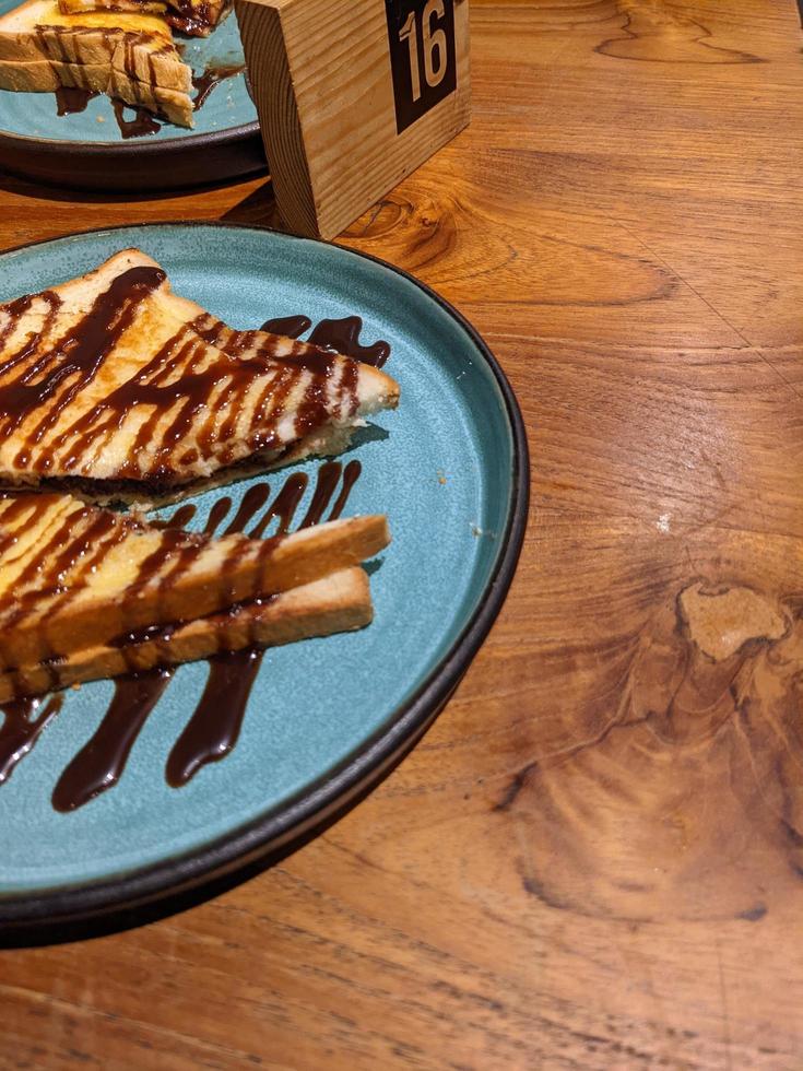 dichtbij omhoog foto van geroosterd brood met bruin suiker en chocola jam. de foto is geschikt naar gebruik voor voedsel achtergrond, poster en voedsel inhoud media.