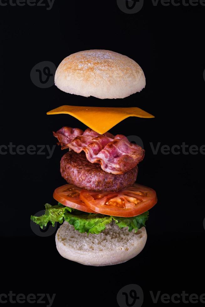 drijvende hamburger met spek en kaas foto