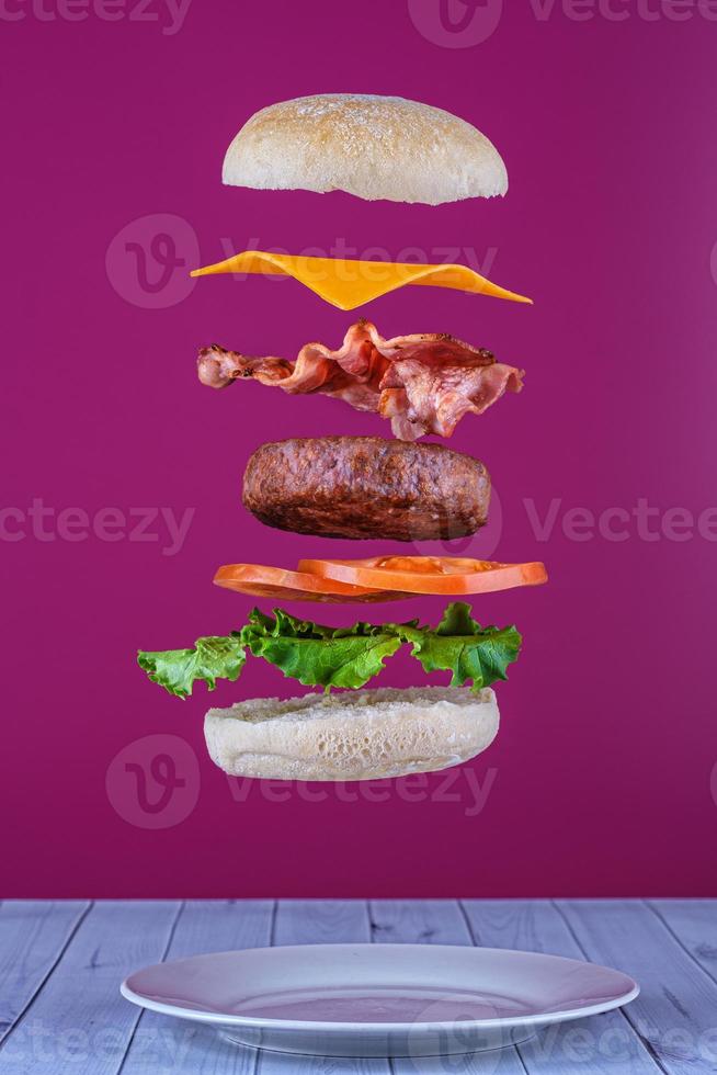 drijvende hamburger met spek en kaas foto