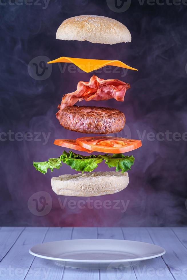 drijvende hamburger met spek en kaas foto