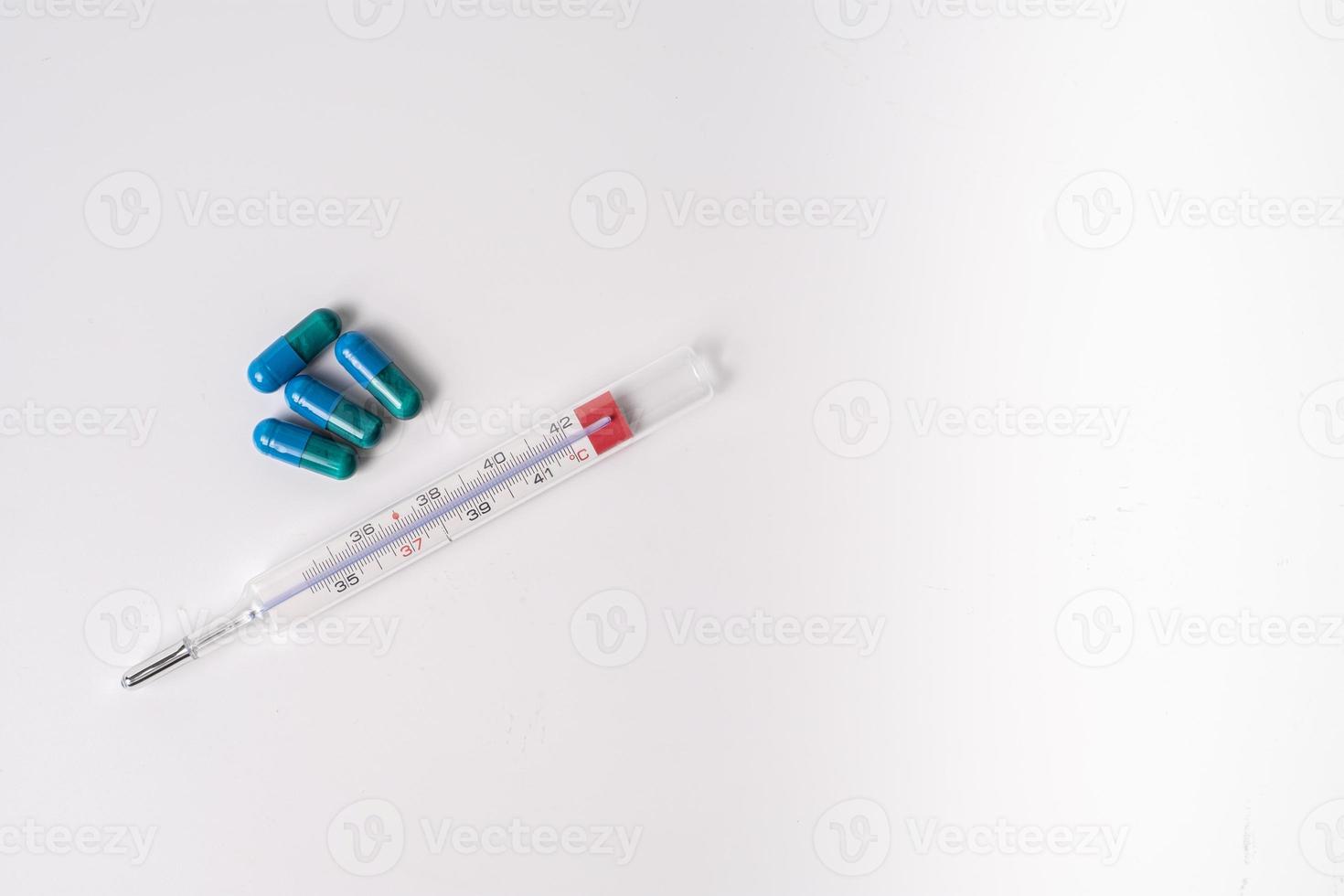 medicinale capsules en thermometer foto