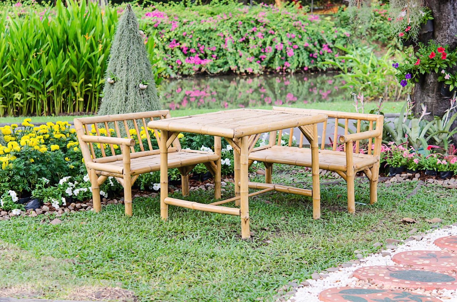 bamboe meubelen in een tuin foto