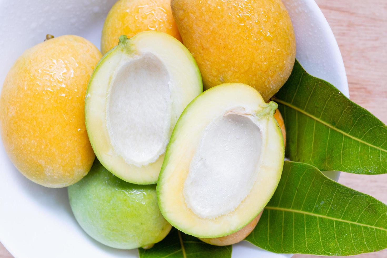 close-up van wilde mango's op een houten achtergrond foto