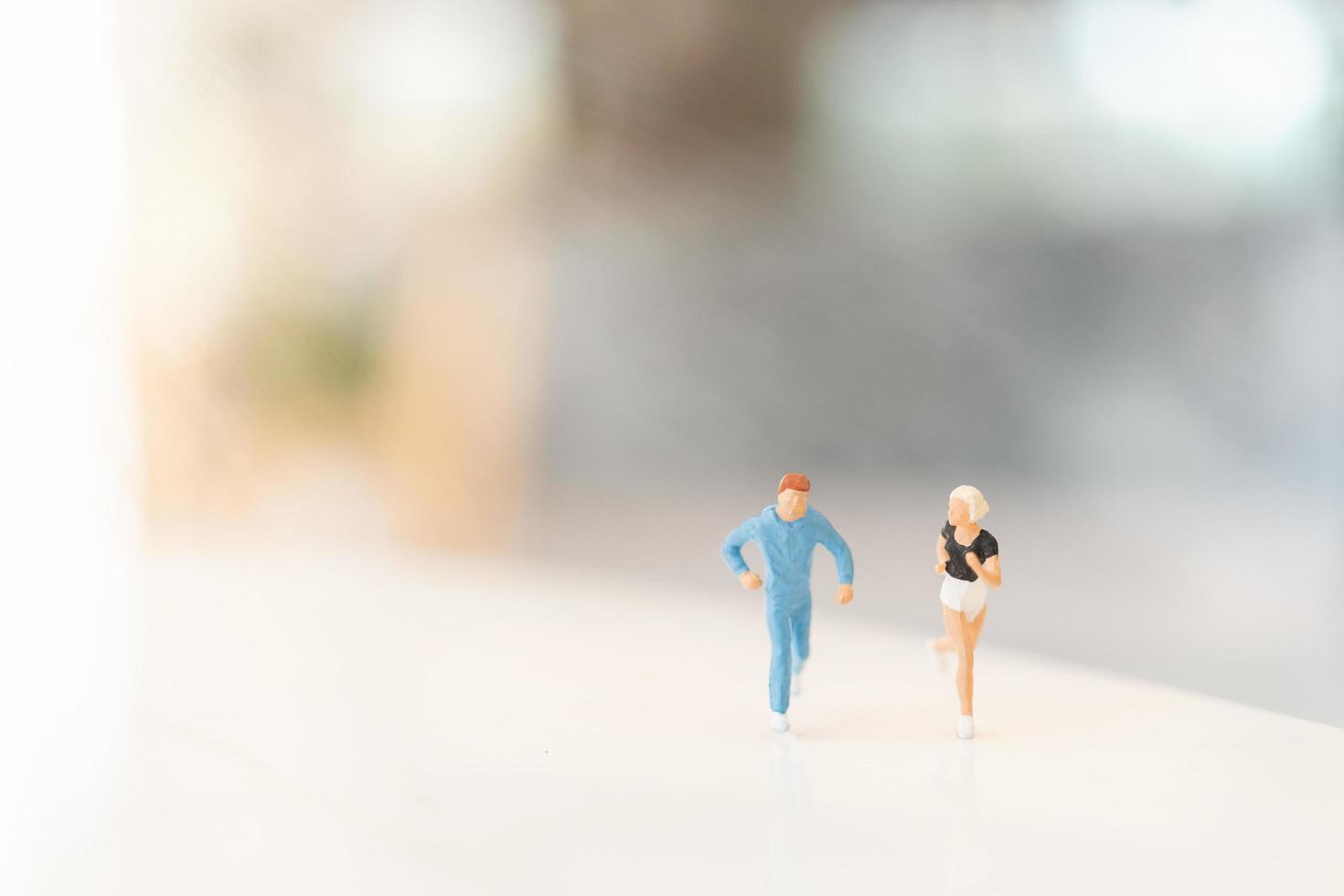 miniatuur rennende mensen, gezondheids- en sportconcept foto