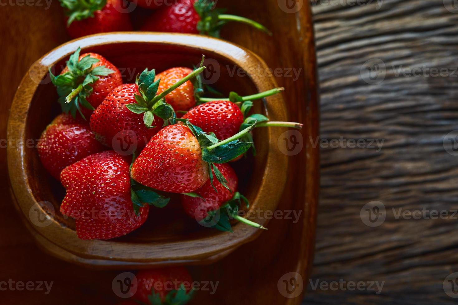 verse aardbeien op een houten tafel foto