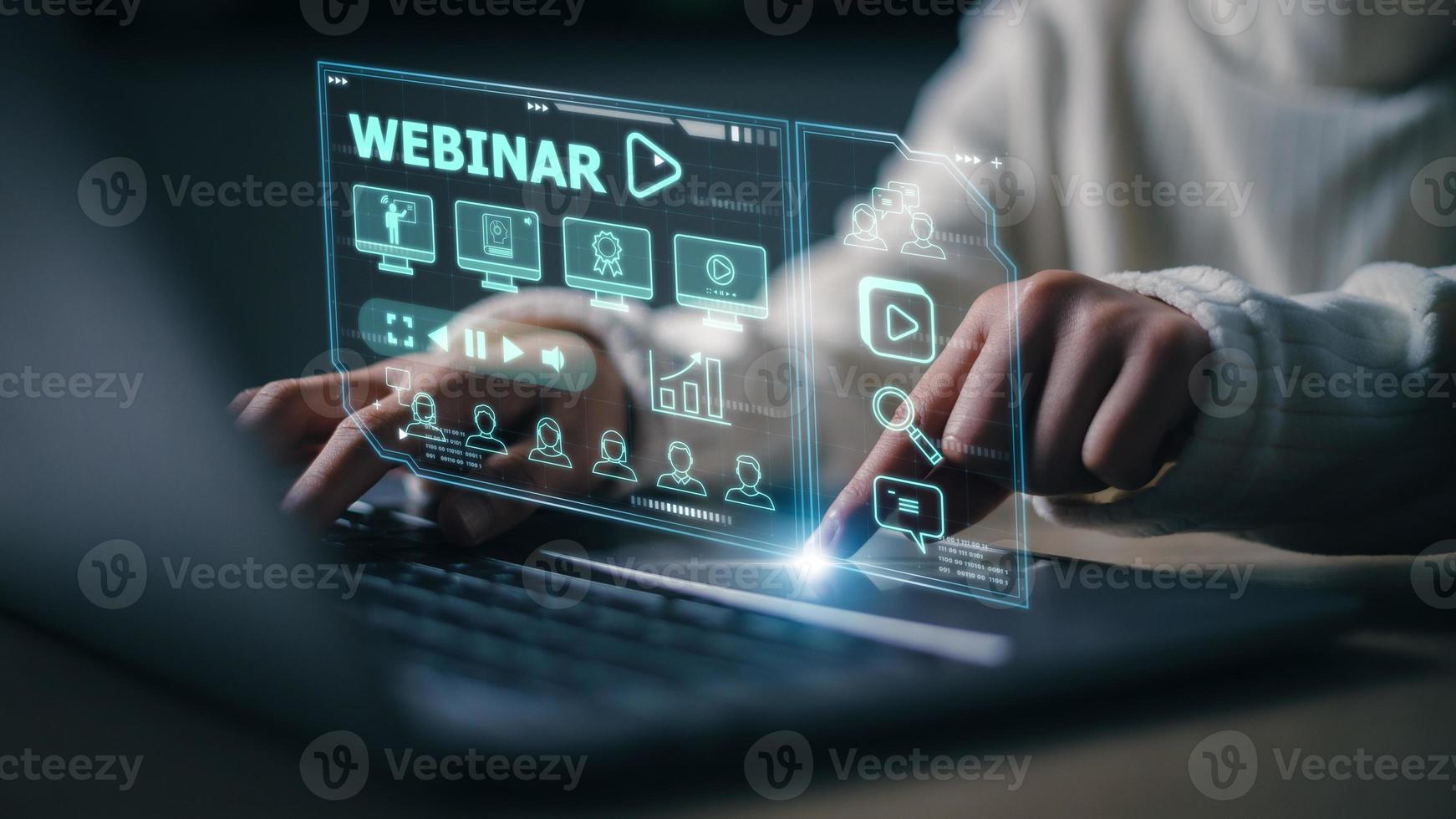 Dames online opleiding webinars. e-learning browsen verbinding en wolk online technologie webcast concept Aan een futuristische virtueel koppel scherm. foto