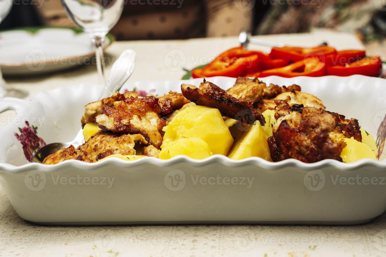 gekookt vers aardappelen met vlees in een schotel Aan de tafel, horizontaal foto