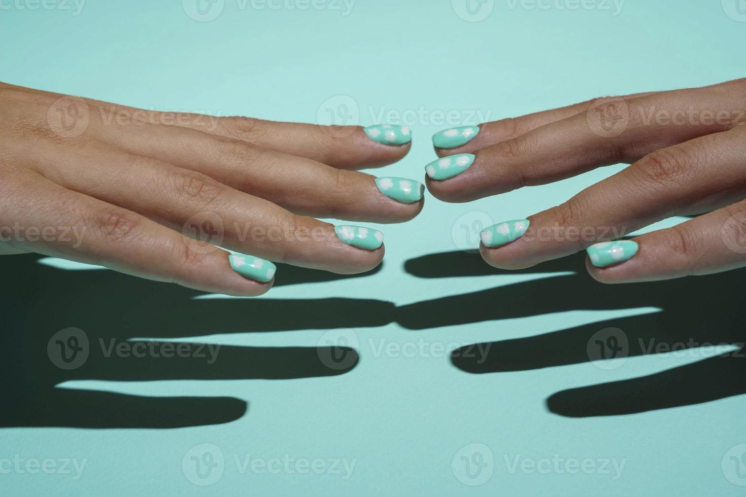 contact, de tintje van de vingers van twee mooi vrouw handen, vingers bereiken uit naar elk ander. foto