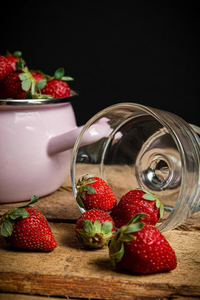 aardbeien in een kom en glas foto