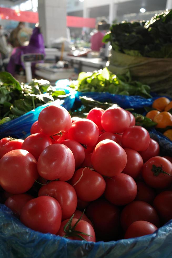 tomaten in de zon binnen de nat markt foto