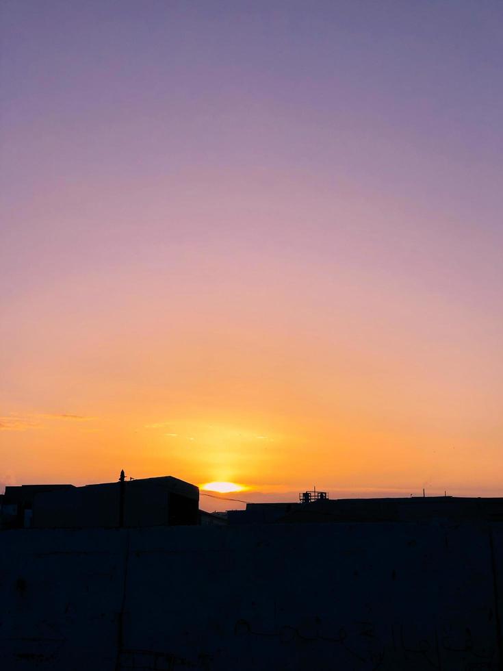 vredig zonsopkomst een rustig uitzicht van ongerept schoonheid foto