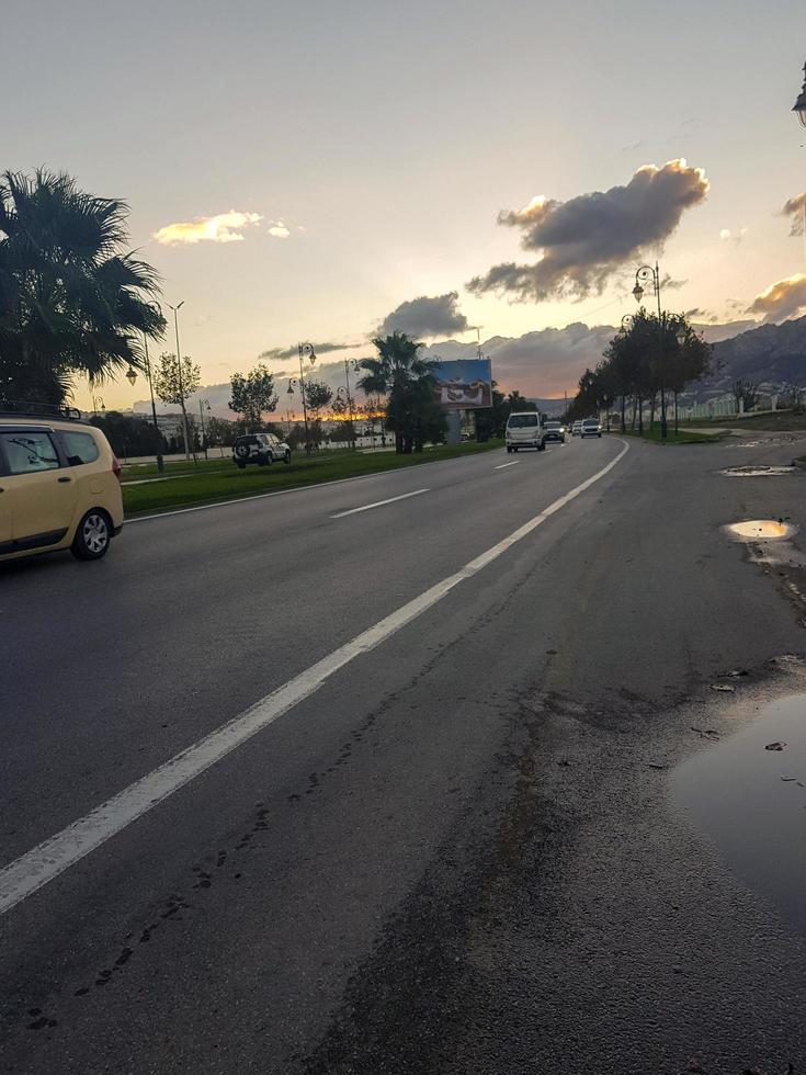 sereen avond voor een toneel- wandeling voor wandelen kant Aan weg foto