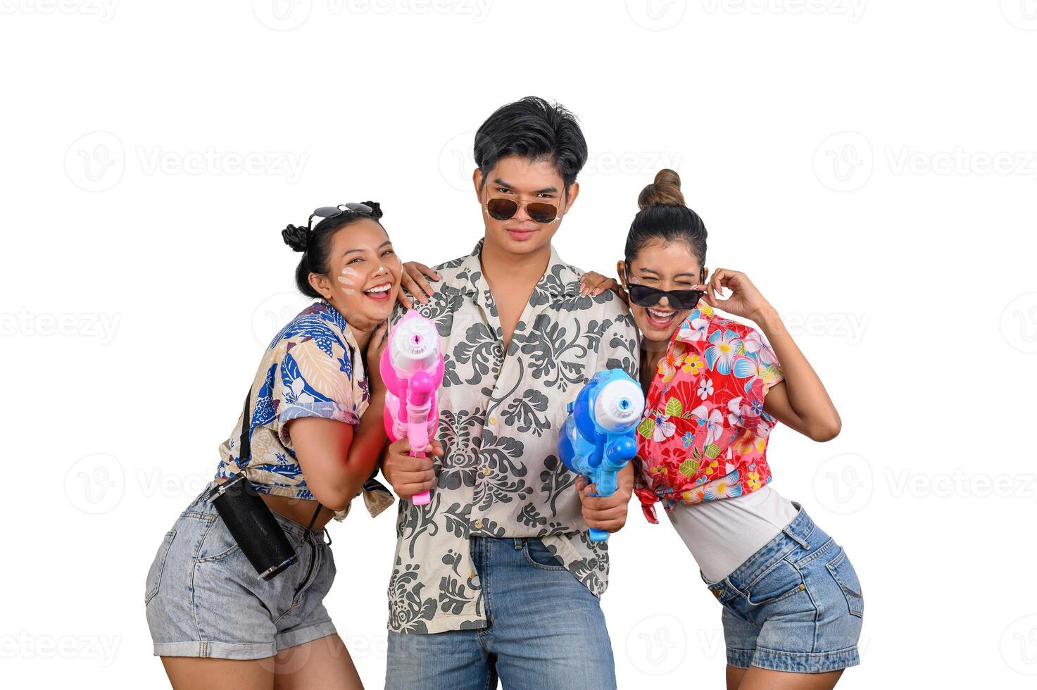 tiener groep hebben pret met water geweer Aan songkran dag foto