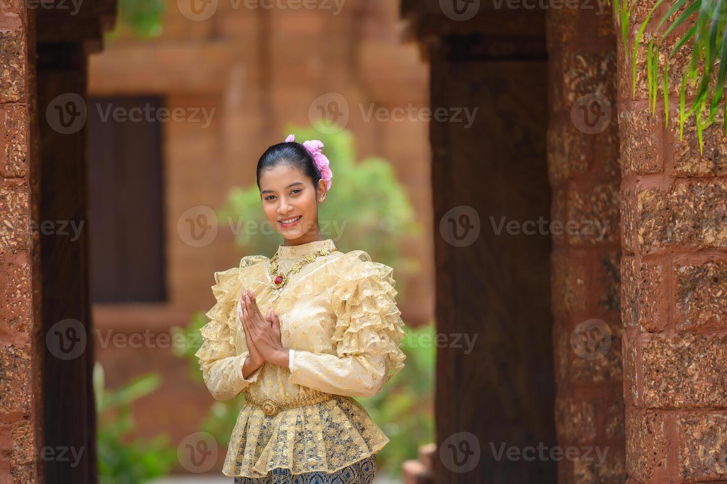 portret mooi vrouw in songkran festival met Thais traditioneel kostuum foto