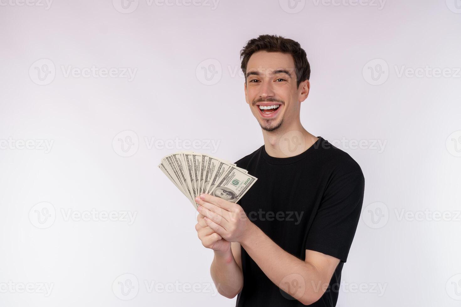 portret van een vrolijk Mens Holding dollar rekeningen over- wit achtergrond foto