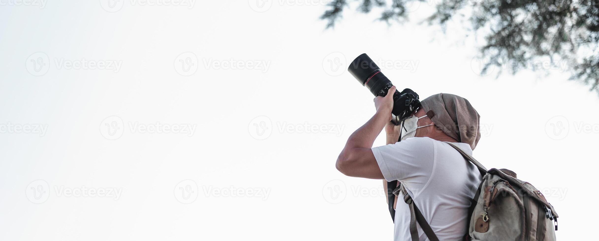 Aziatisch reiziger Mens met rugzak nemen een foto in de park