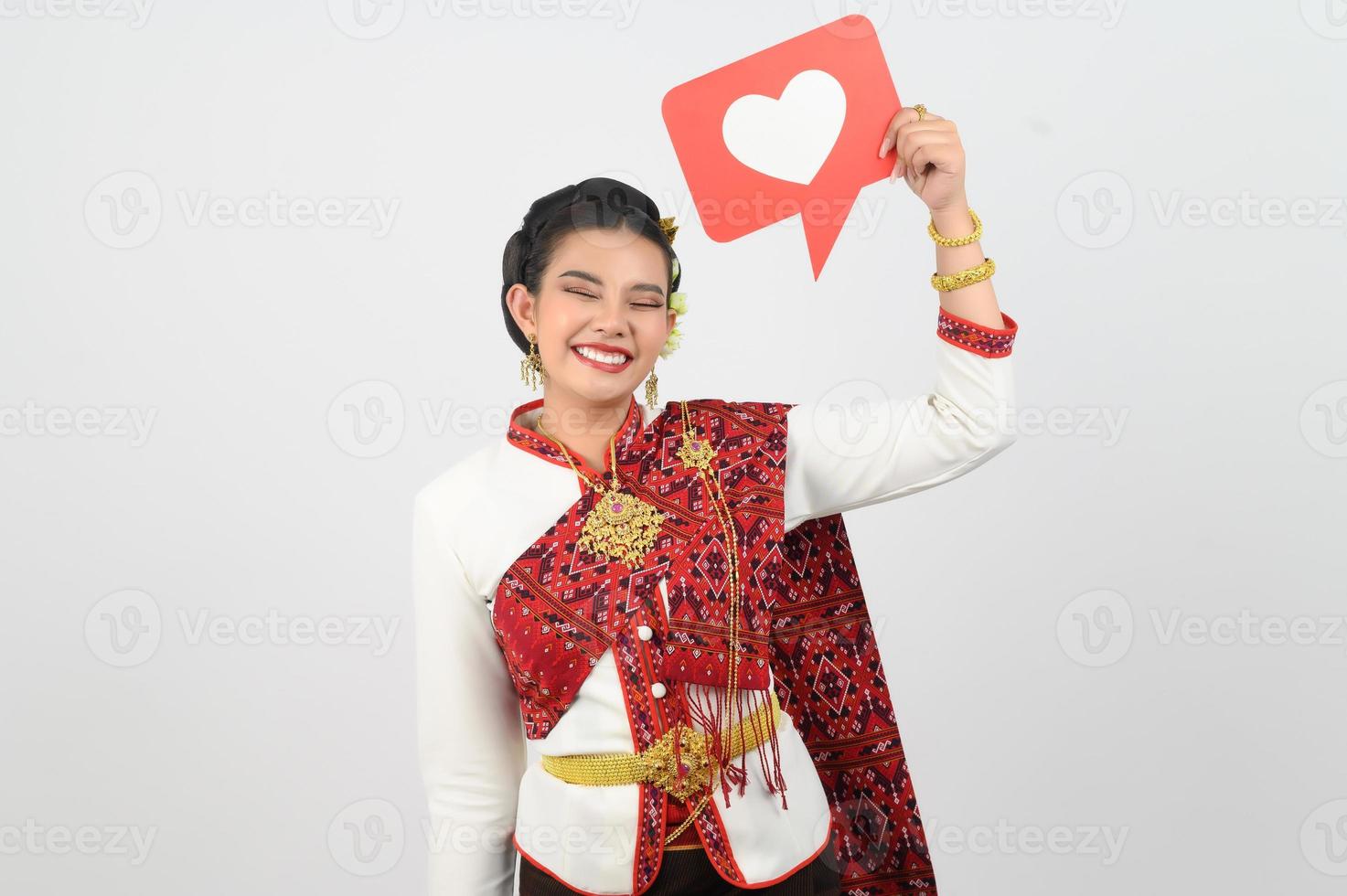 jong mooi vrouw in Thais lanna kostuum met kaart kaart in hart symbool foto