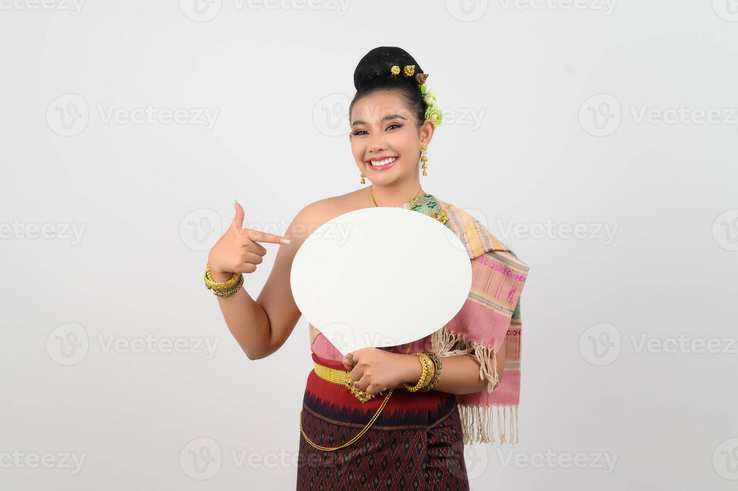 jong mooi vrouw in Thais lanna kostuum met blanco toespraak bubbel teken foto