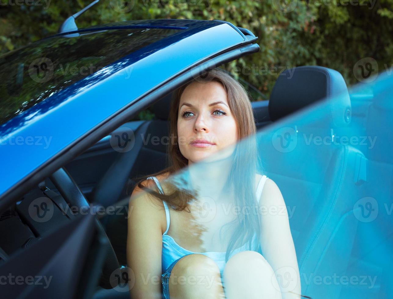 blanke vrouw in een cabriolet foto