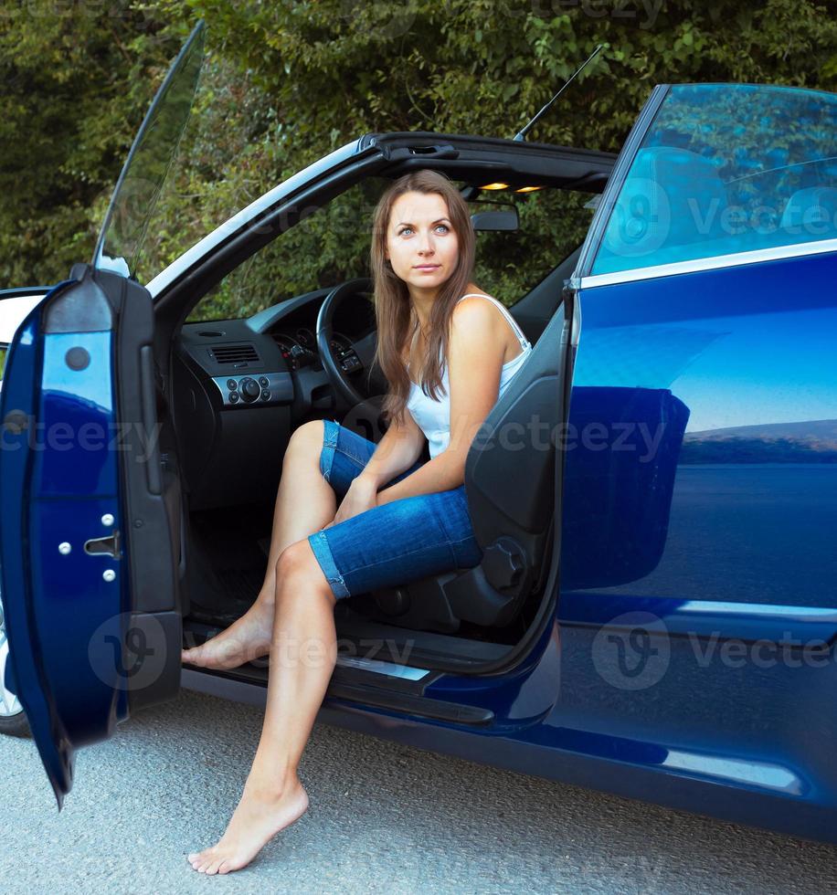blanke vrouw in een cabriolet auto foto