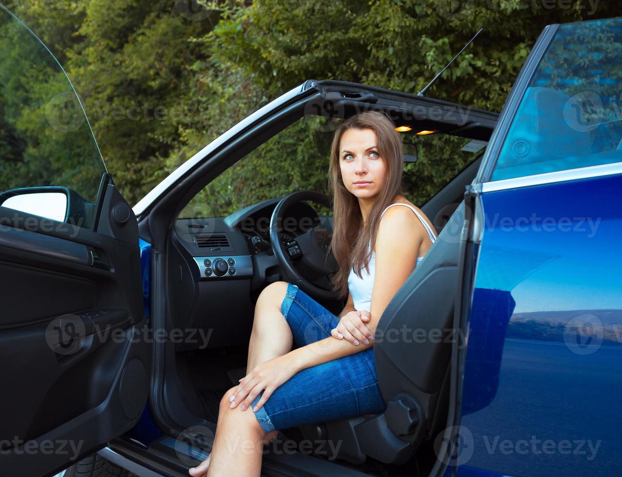 gelukkig Kaukasisch vrouw in een auto foto