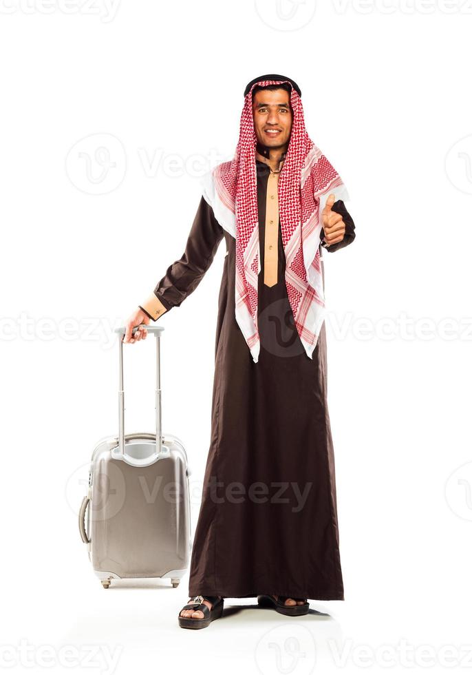 jong glimlachen Arabisch met een koffer geïsoleerd Aan wit foto