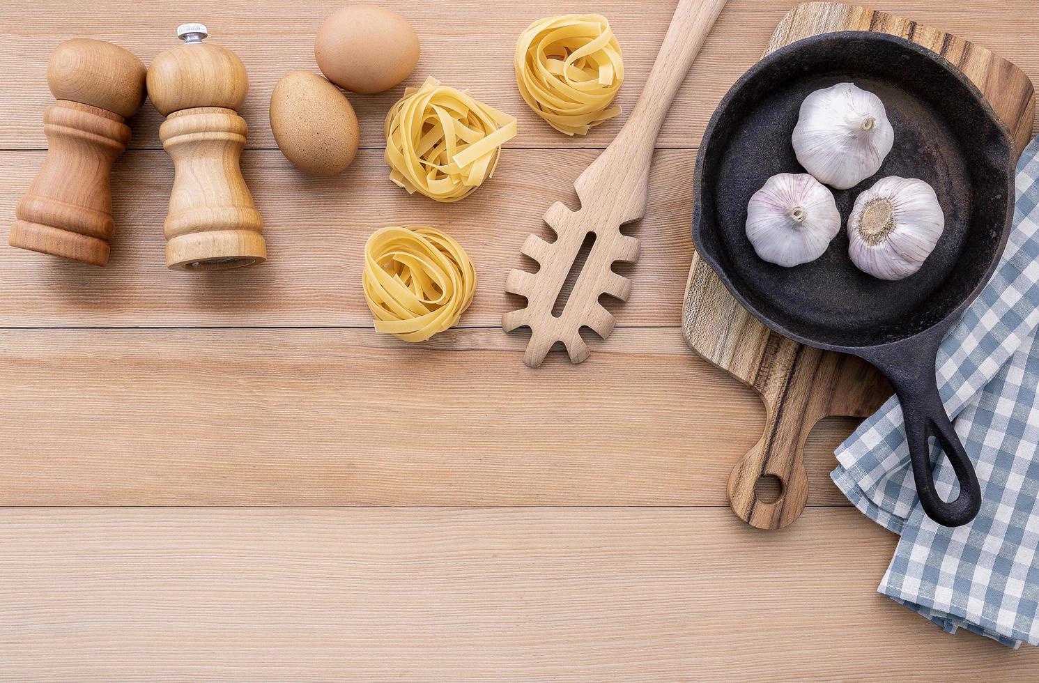 pasta-ingrediënten met een koekenpan foto