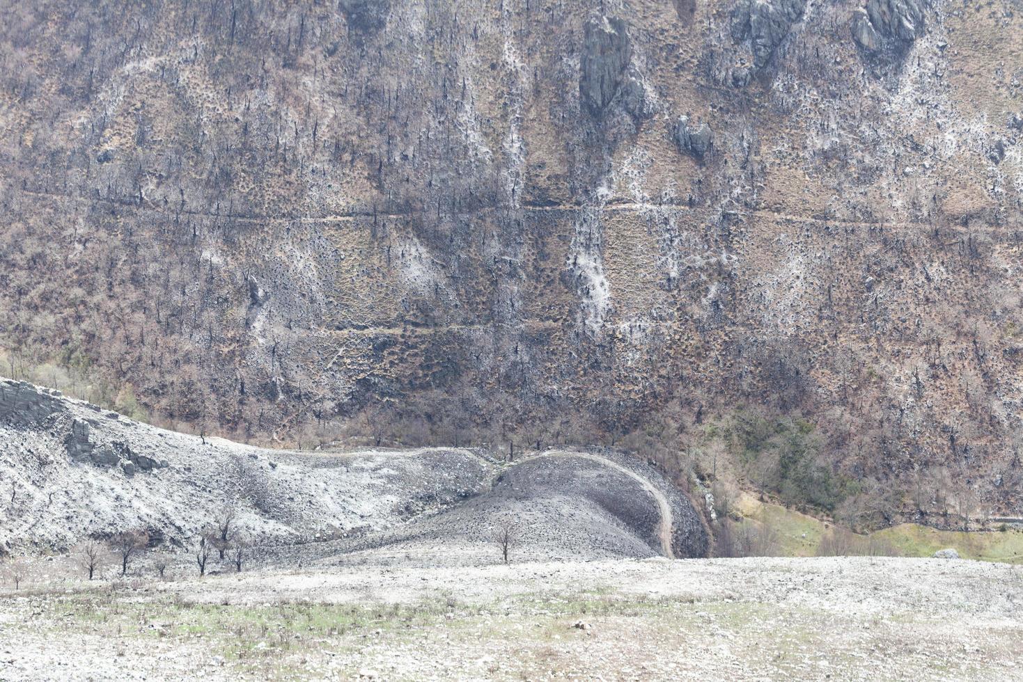 bergen die na een brand van hun vegetatie zijn ontdaan foto