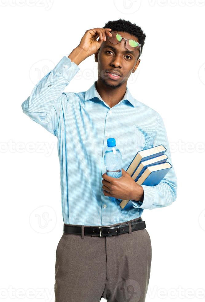 gelukkig Afrikaanse Amerikaans college leerling staand met boeken in zijn handen Aan wit foto