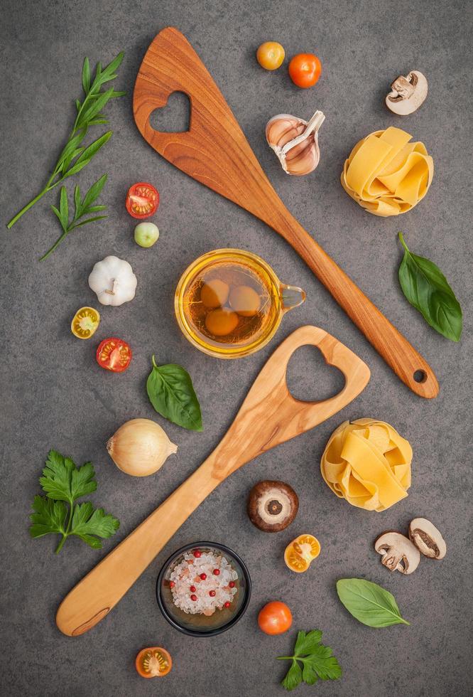 Italiaanse ingrediënten en houten keukengerei foto