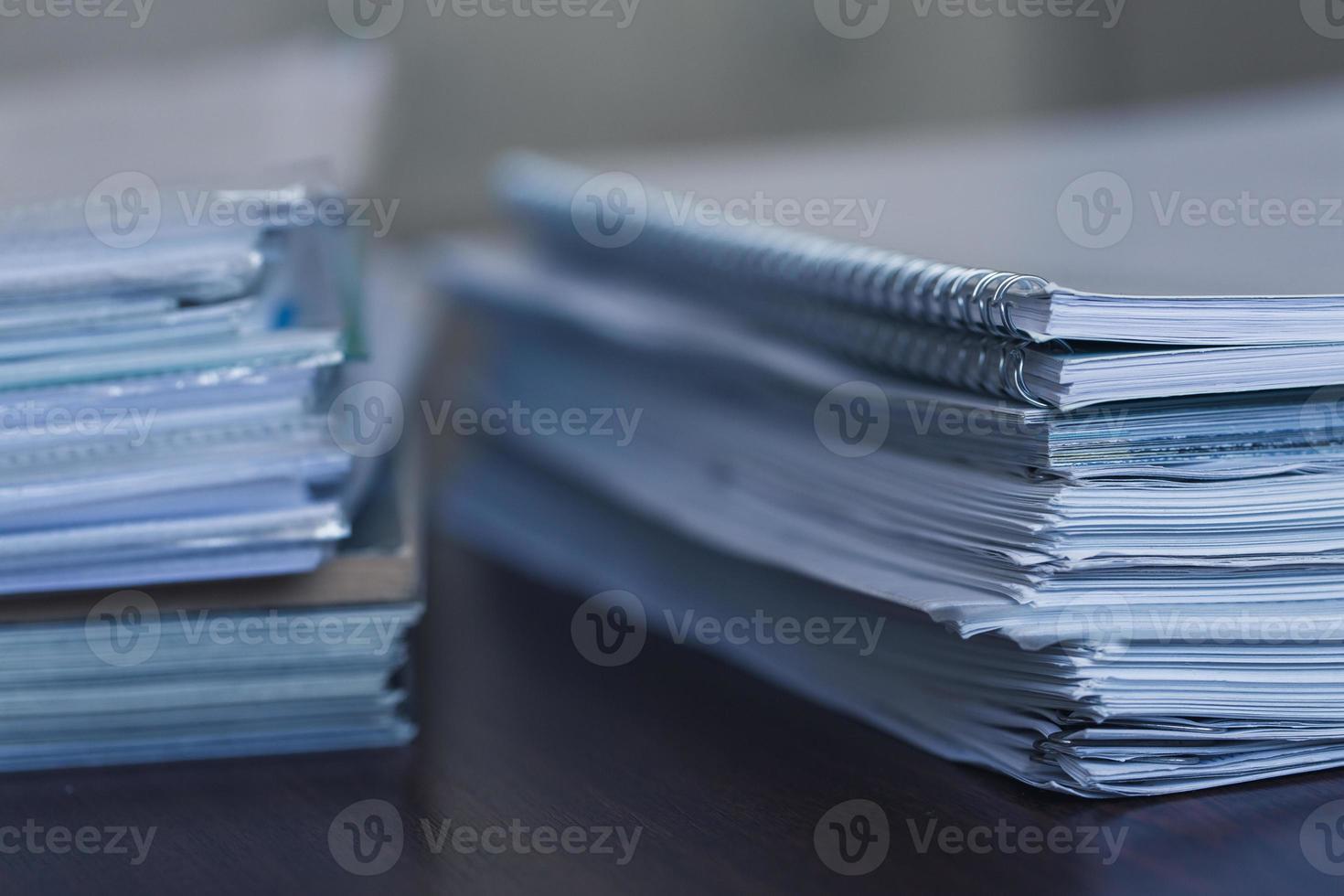 accounting en belastingen. groot stapel van tijdschrift en boeken foto