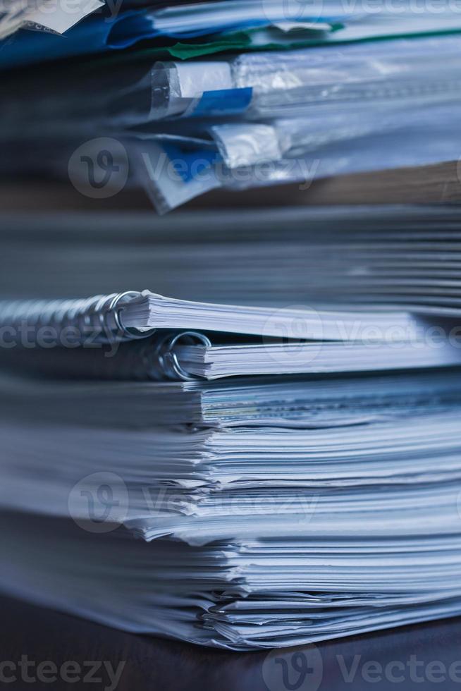 accounting en belastingen. groot stapel van tijdschrift en boeken foto