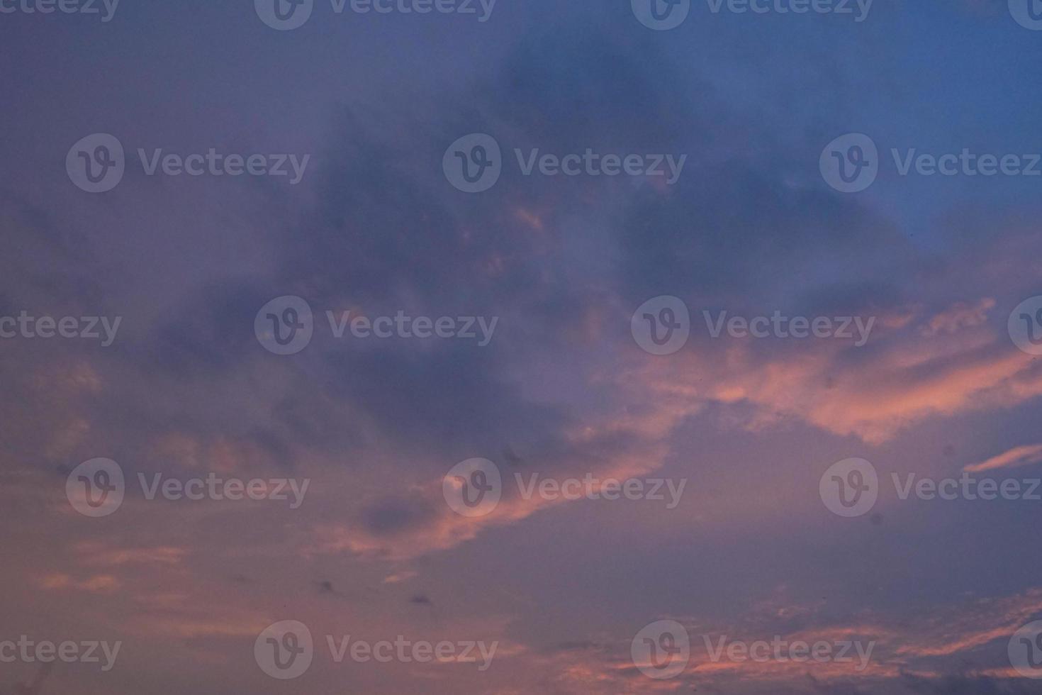 kleurrijk wolk en lucht zonsondergang foto