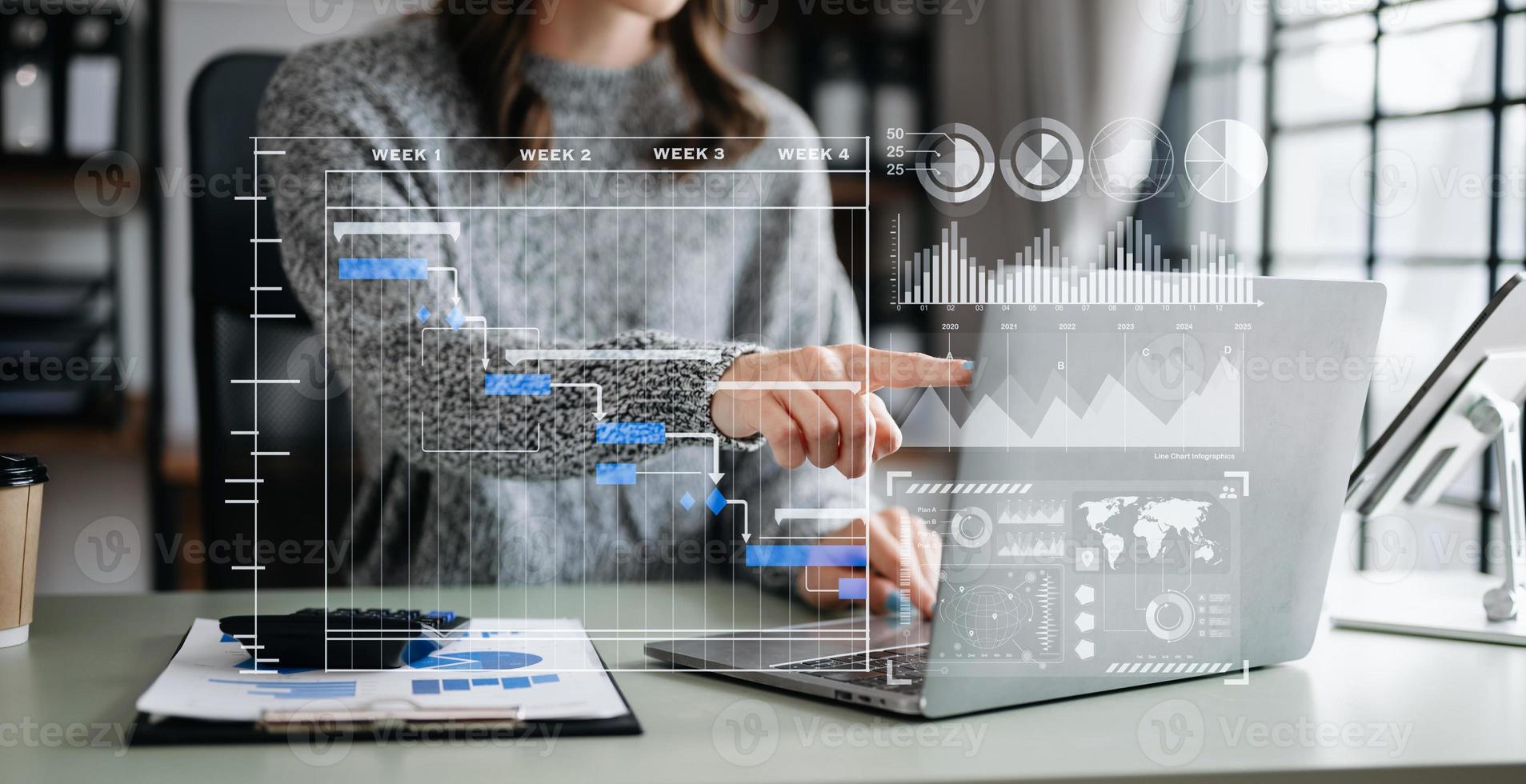 zakenvrouw hand- project manager werken en bijwerken taken en gantt tabel het roosteren virtueel diagram.met slim telefoon, tablet en laptop in kantoor. foto