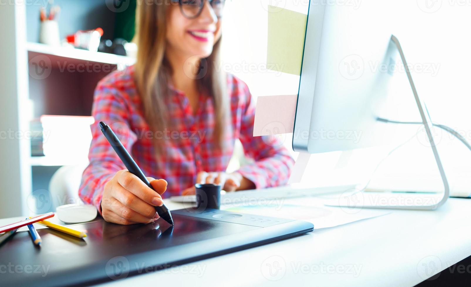 grafisch ontwerper tekening iets Aan grafisch tablet Bij de werk plaats foto