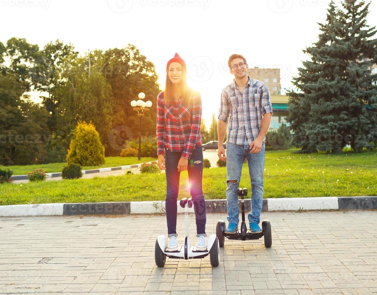 jong paar rijden hoverboard - elektrisch scooter, persoonlijk eco vervoer, gyro scooter, slim balans wiel foto