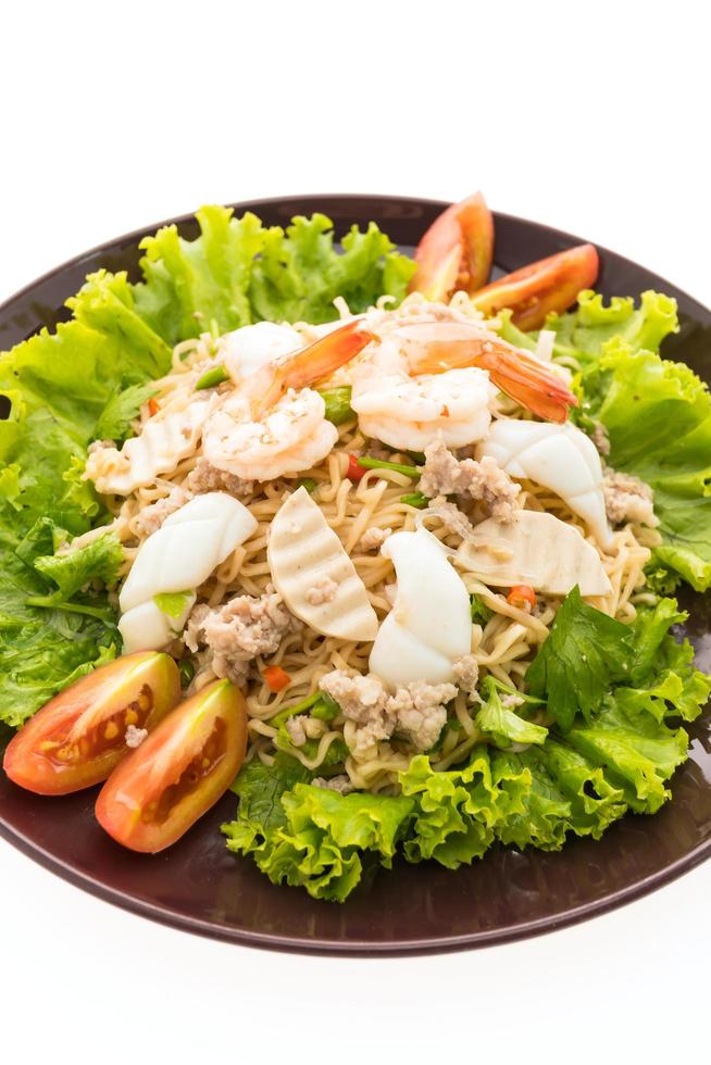 pittige salade met zeevruchtennoedels, Thaise stijl foto