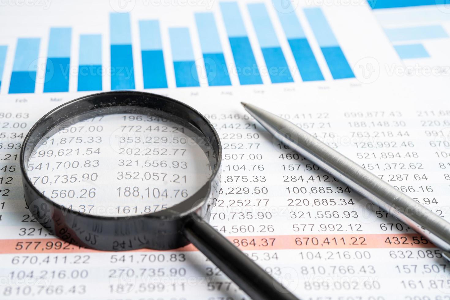 pen Aan tabel of diagram spreadsheet papier. financieel, account, statistieken en bedrijf gegevens concept. foto