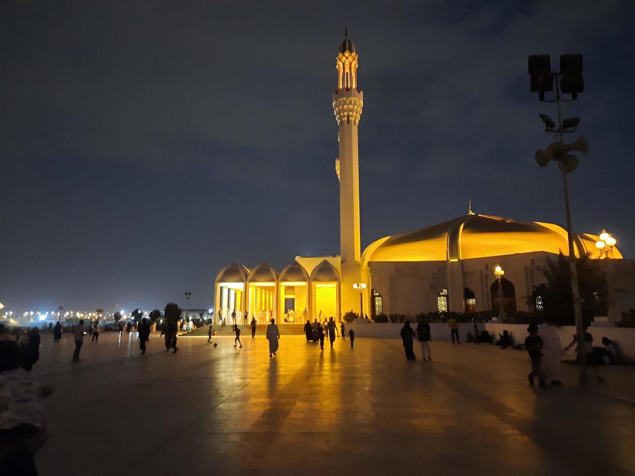 Djedda, saudi Arabië, maart 2023 - een mooi nacht visie van de moskee Aan de jeddah corniche. foto