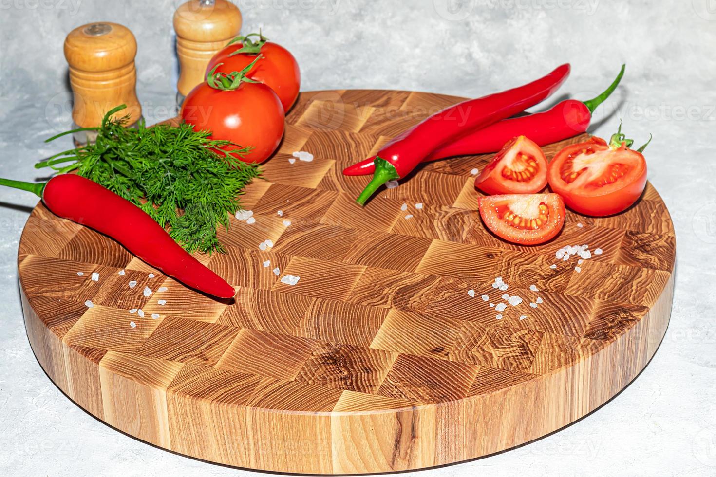 houten bord voor snijdend handgemaakt producten met gehakt groenten. Aan een licht achtergrond. foto