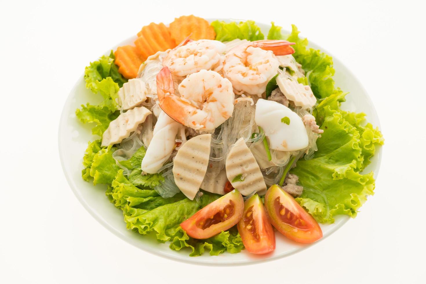 pittige salade met zeevruchtennoedels, Thaise stijl foto