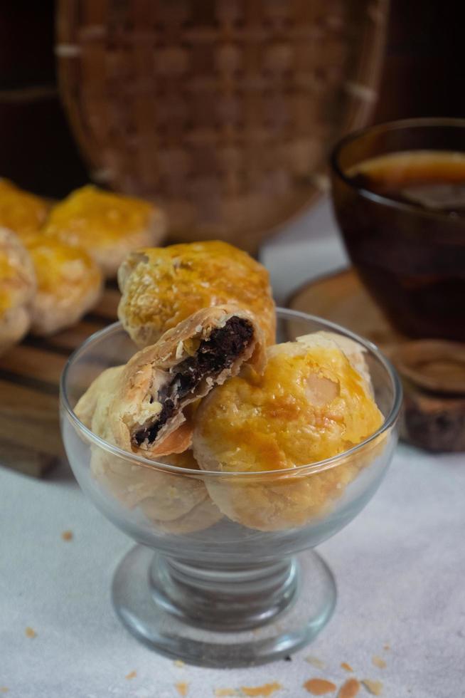 selectief focus Aan krokant droog bakpia snacks meestal geserveerd met heet thee geschikt voor aan het eten wanneer breken de snel in de maand van Ramadan. zacht focus foto