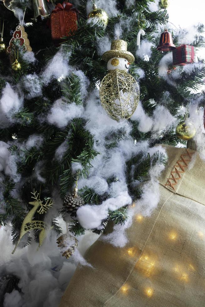 kerstboom ornamenten foto