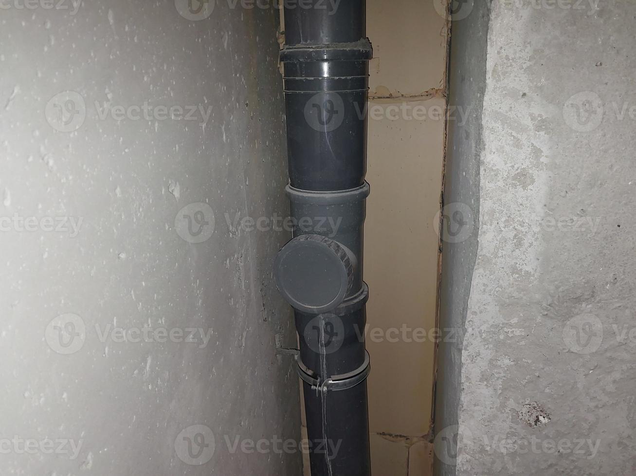 installatie van loodgieter in een nieuw appartement foto