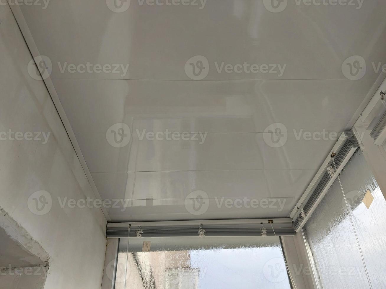 opwarming en bekleding met platen van een balkon in een appartement huis foto