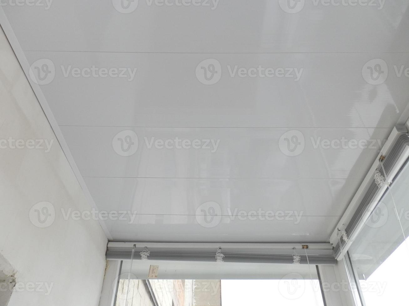 opwarming en bekleding met platen van een balkon in een appartement huis foto